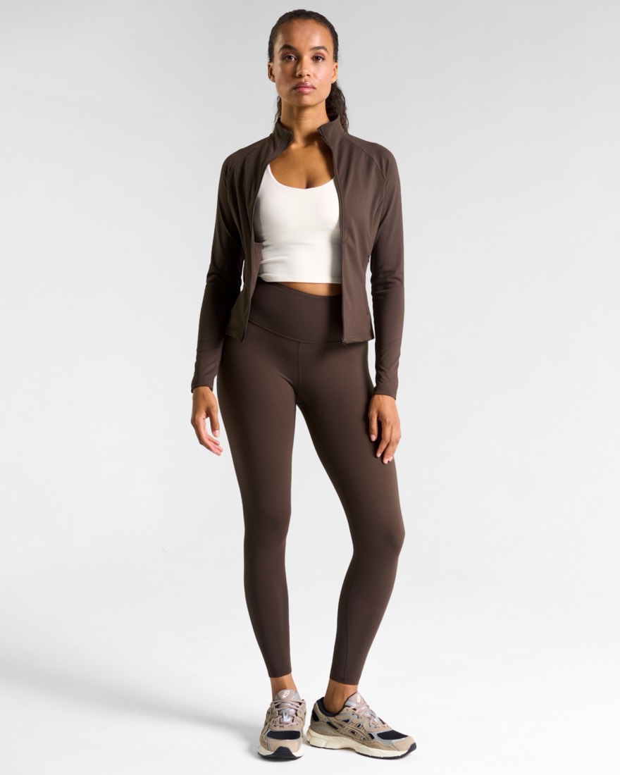 Chaqueta y leggings espresso con top blanco