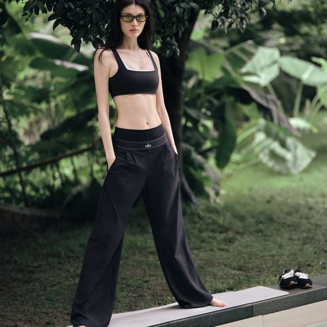 Top deportivo con pantalón negro amplio