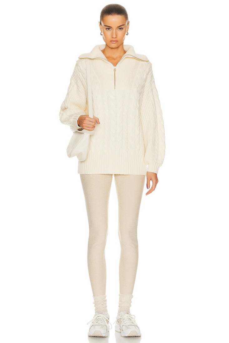 Suéter de punto crema sobre leggings